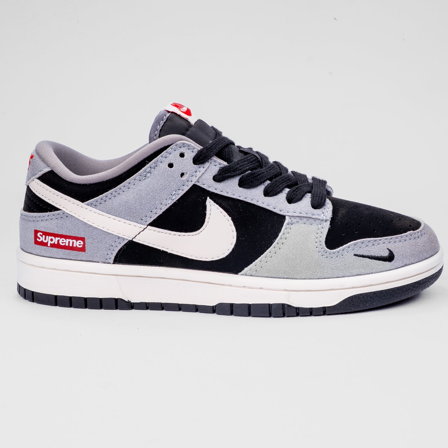 Nike SB Dunk Low x Supreme Exclusive Edition