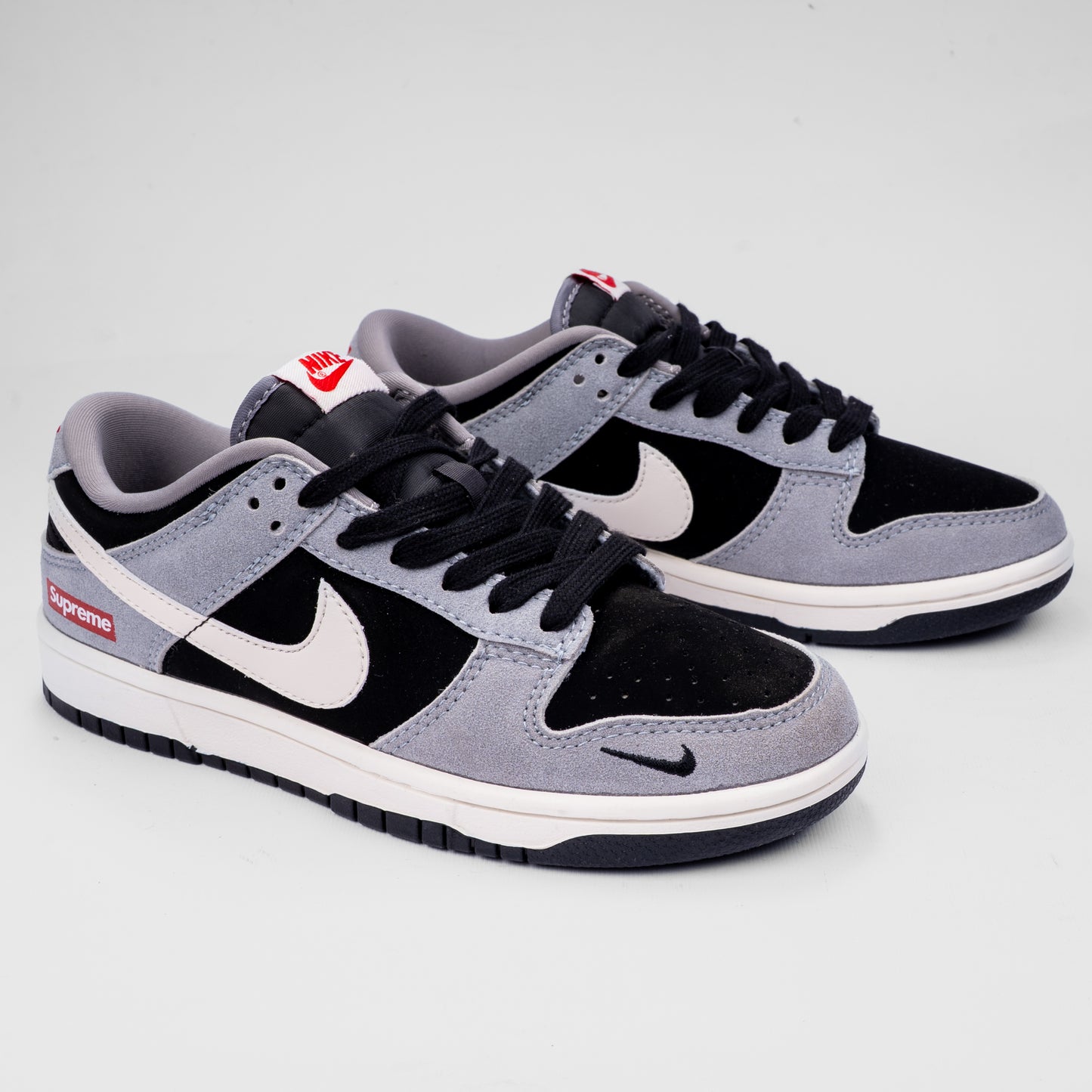 Nike SB Dunk Low x Supreme Exclusive Edition