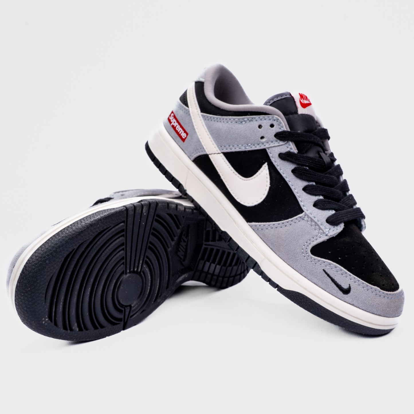 Nike SB Dunk Low x Supreme Exclusive Edition