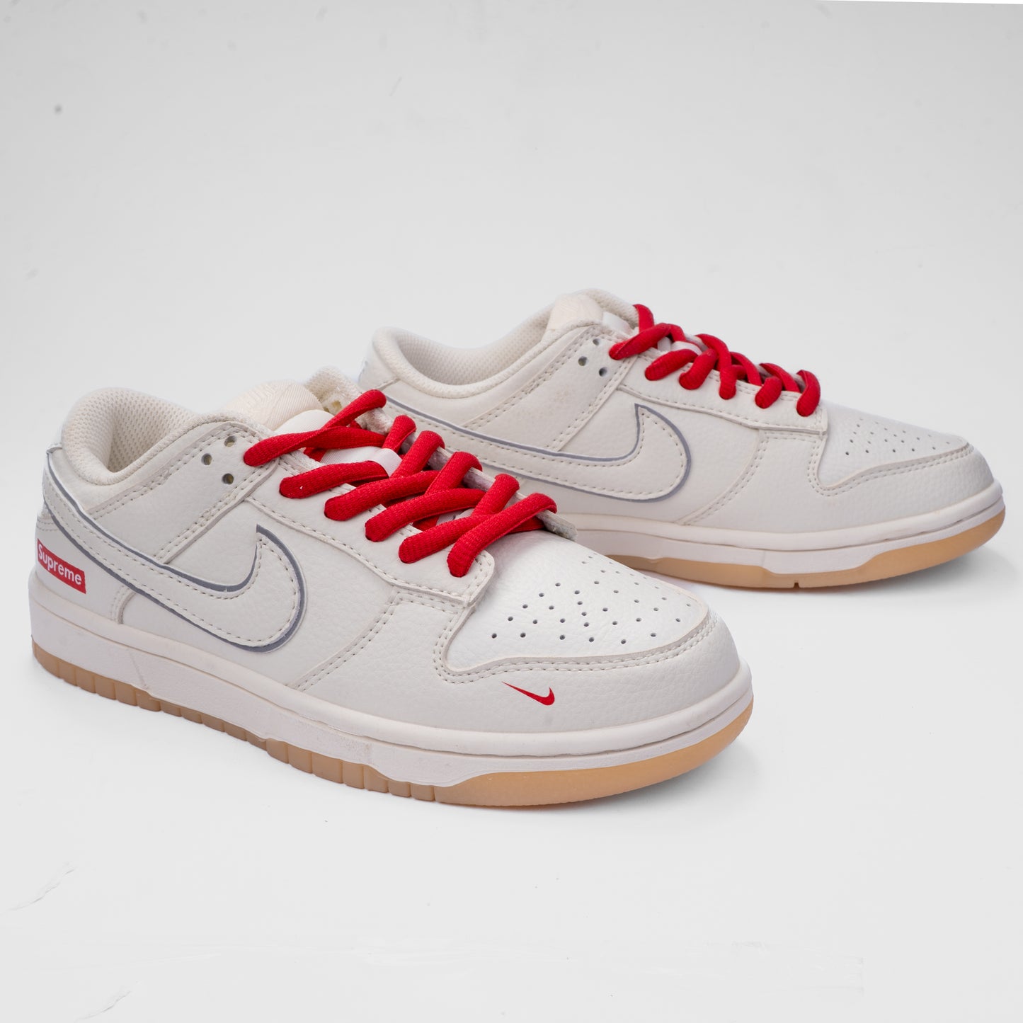 Nike SB Dunk Low x Supreme Exclusive Edition